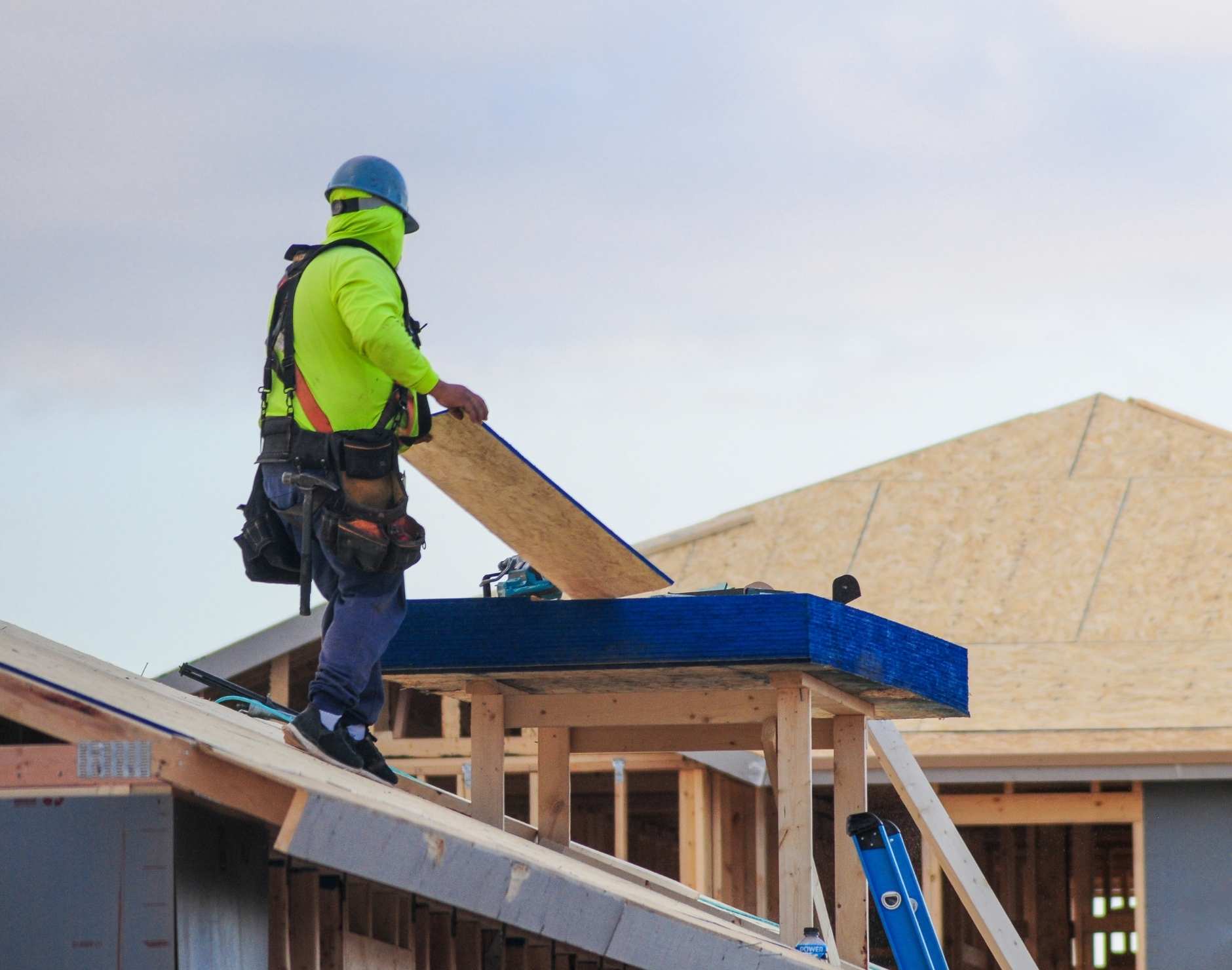 Roofing Contractor Red Flags in Florida – 8 Warning Signs Every Palm Beach County Homeowner Must Know