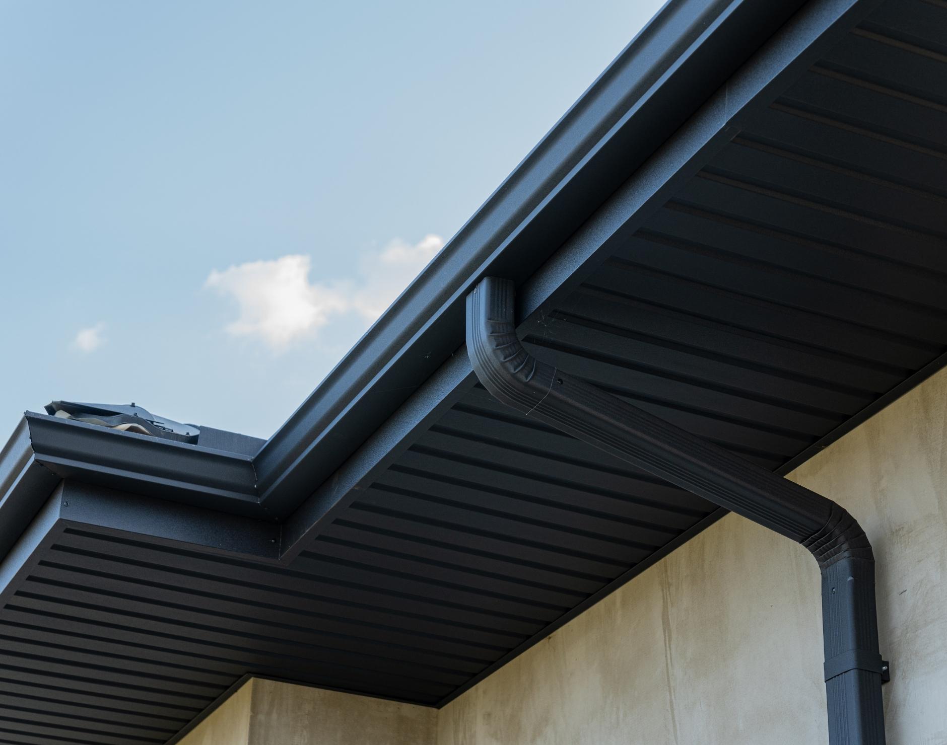 Seamless vs Sectional Gutters in Palm Beach County – Which Is Right for South Florida Homes?